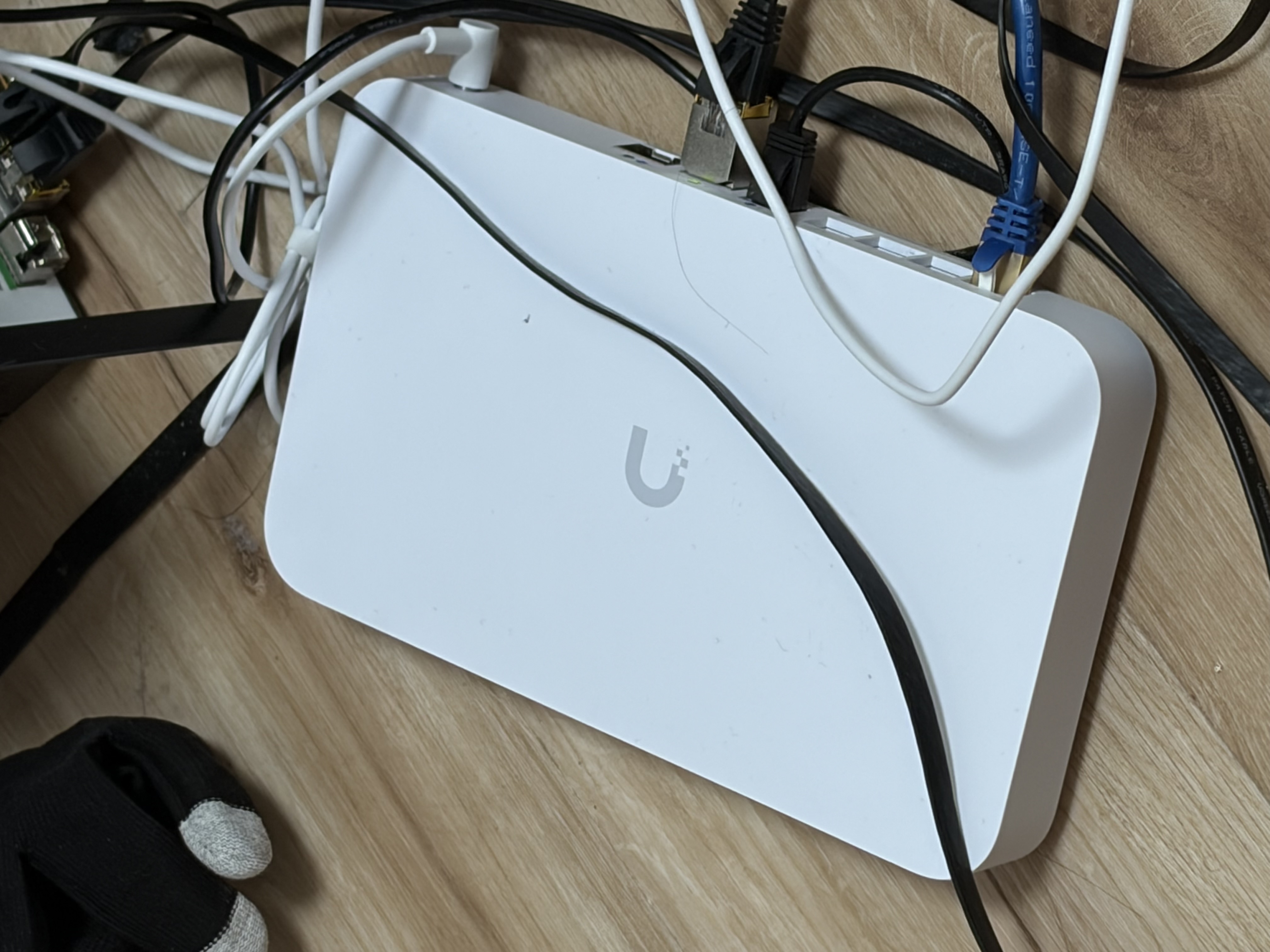 UCG-Fiber 实物照片 — 紧凑的桌面型 10G 网关，正面可见 SFP+ 和 RJ45 端口